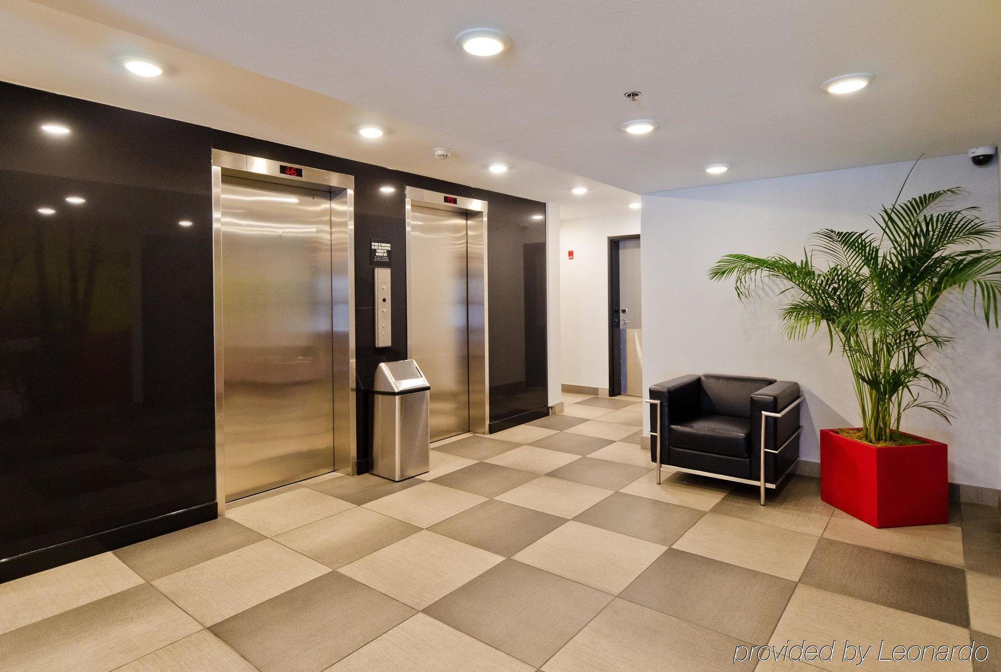Hotel Elan YYC Esterno foto
