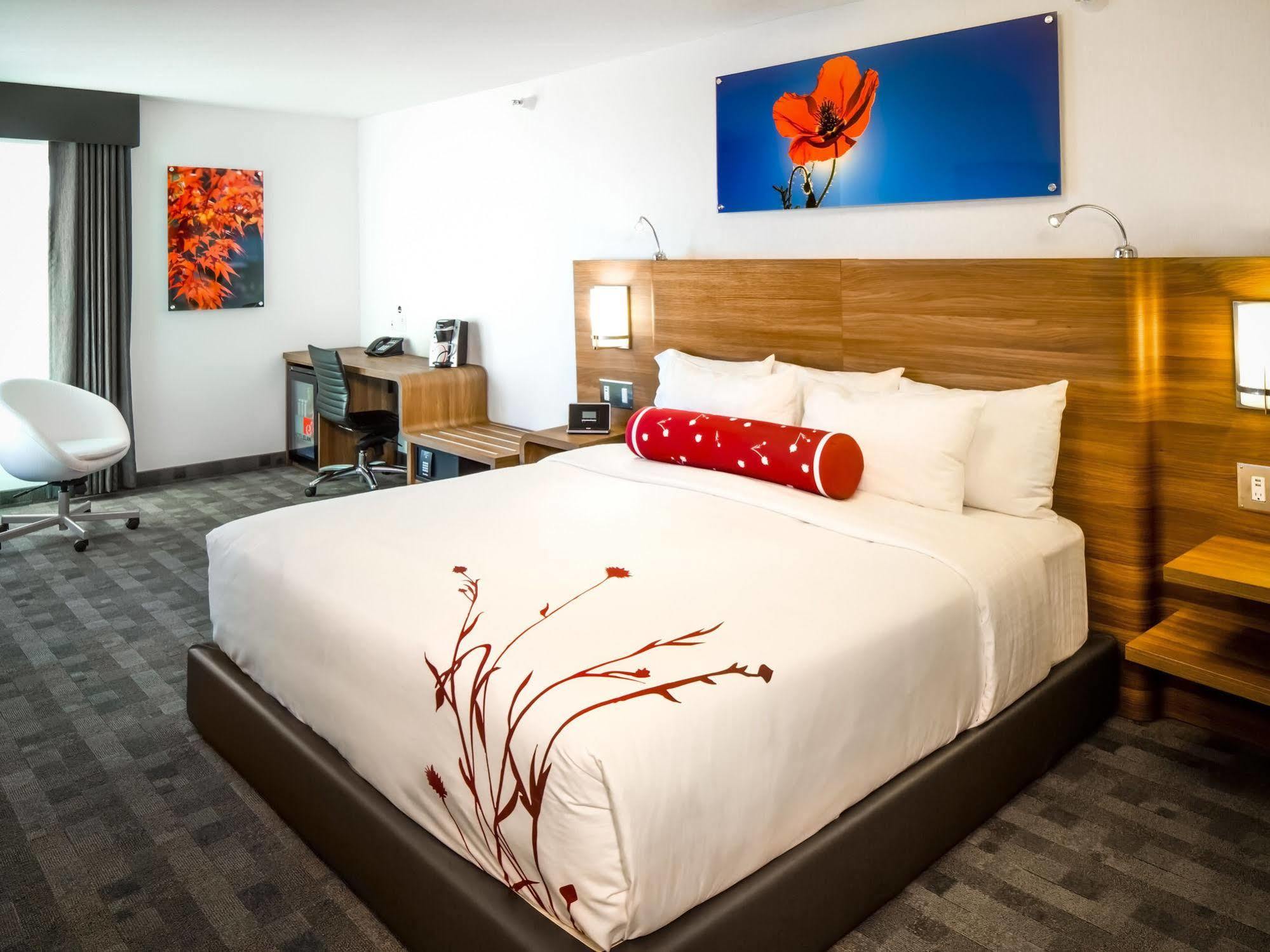 Hotel Elan YYC Esterno foto