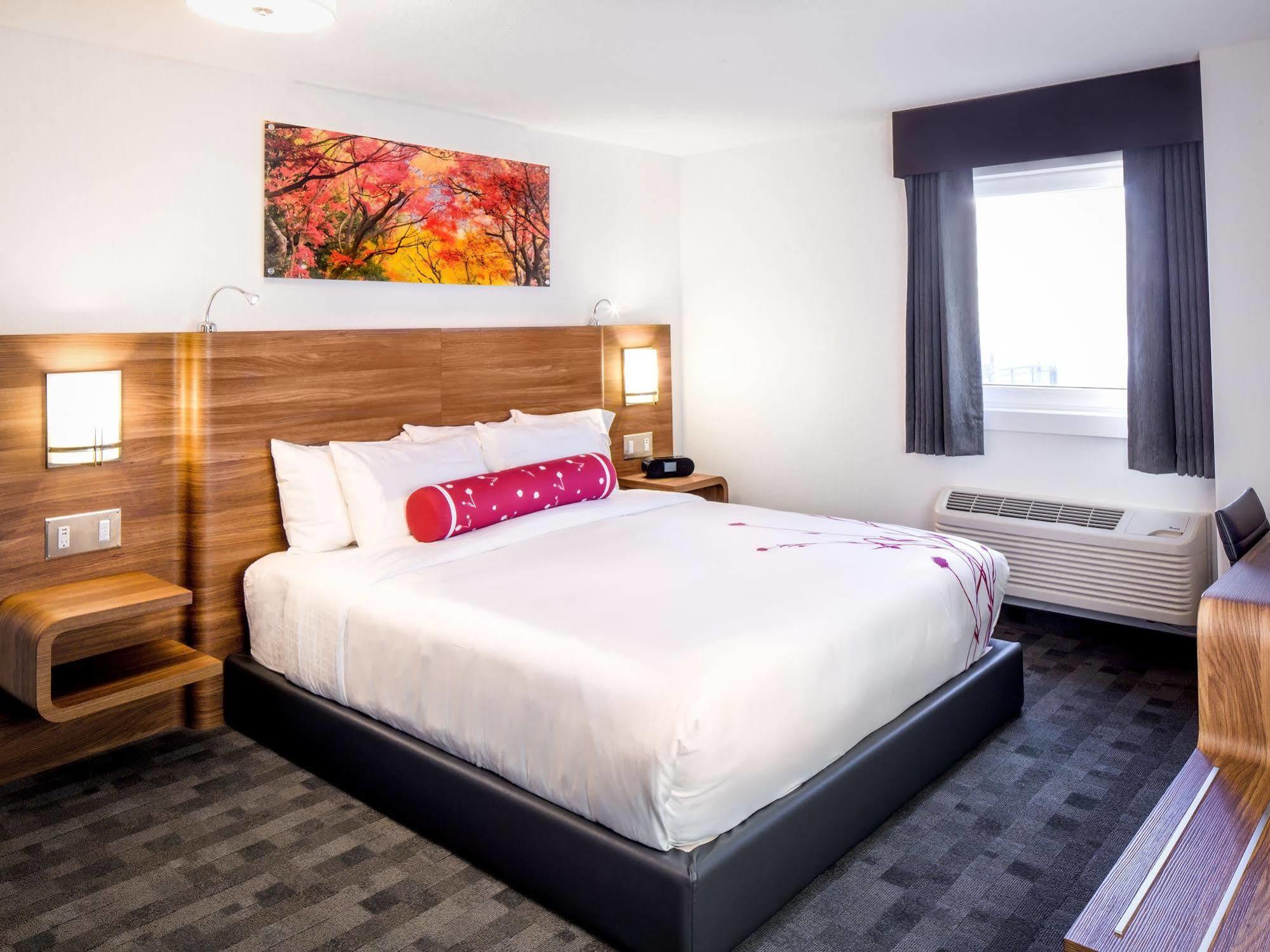 Hotel Elan YYC Esterno foto