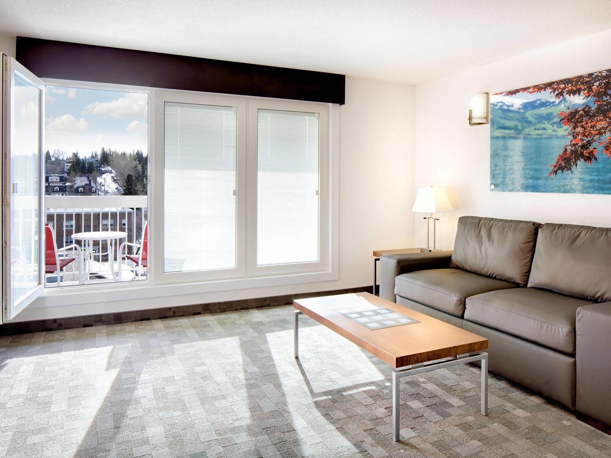 Hotel Elan YYC Esterno foto