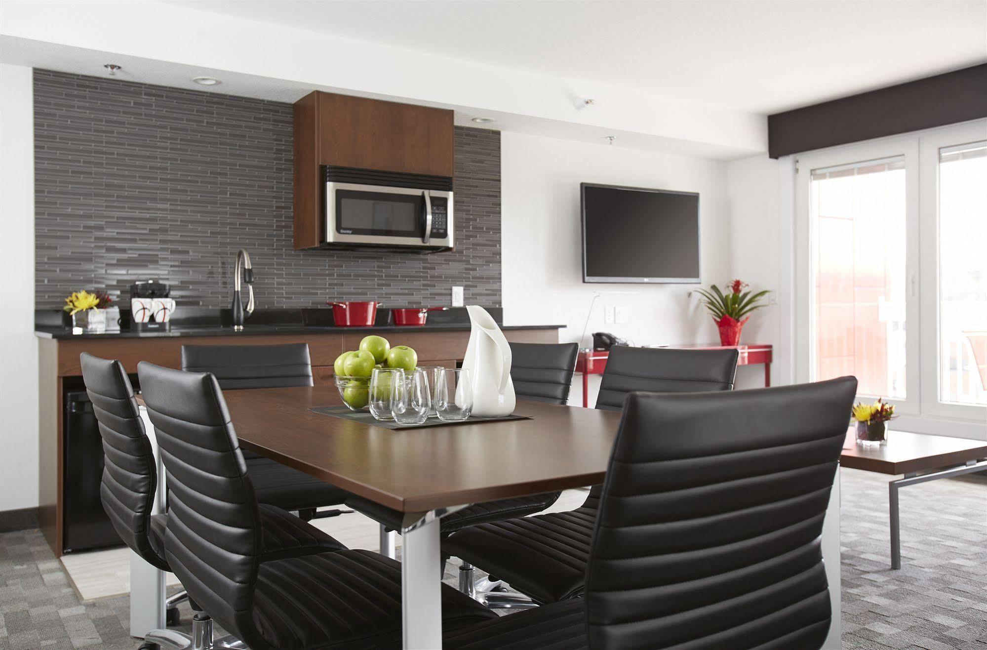 Hotel Elan YYC Esterno foto