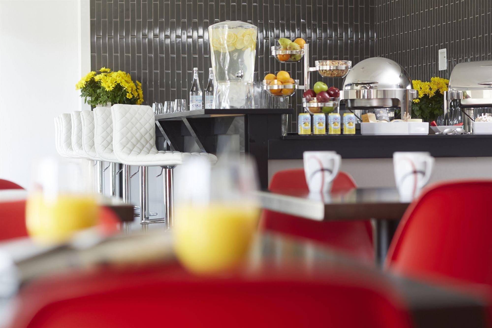 Hotel Elan YYC Esterno foto
